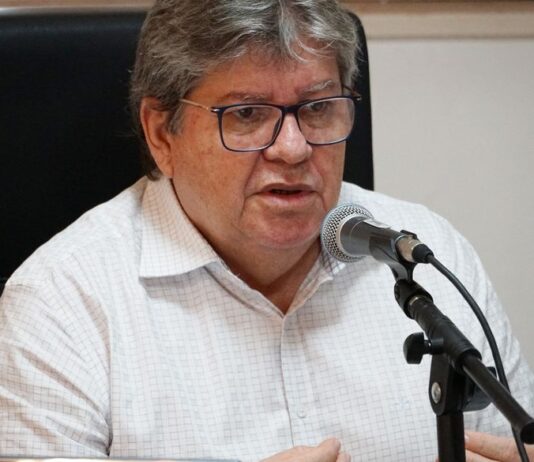 Governador descarta reaproximação com Efraim Filho e reforça que decisão de se afastar foi do próprio deputado