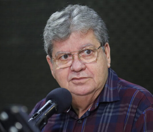 João Azevêdo anuncia implantação de 11 centros EAD para professores e alunos da rede pública