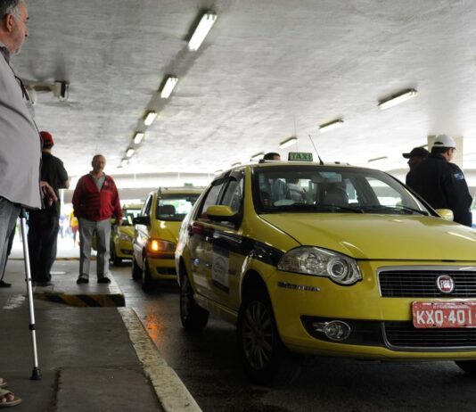 Auxílio para taxistas e caminhoneiros começa a ser pago em agosto. Calendários foram divulgados hoje pelo governo