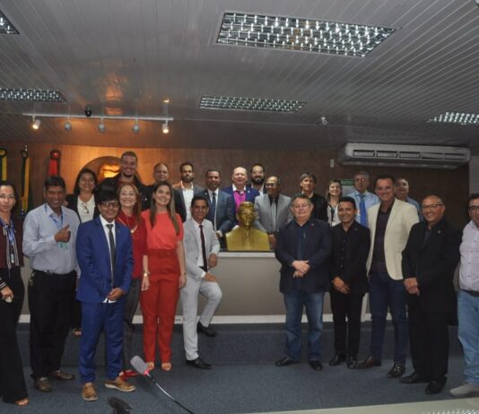 Instituto Histórico faz entrega de busto de Félix Araújo à Câmara Municipal