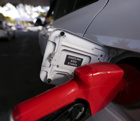 Petrobras reduz preço de venda da gasolina para distribuidoras. Medida entra em vigor nesta sexta-feira