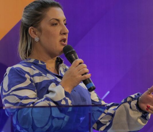 Nova presidente da Caixa anuncia primeiras medidas à frente do banco. Daniella Marques Consentino tomou posse no comando da instituição