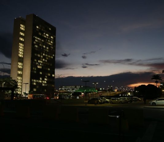 EM VOTAÇÃO RÁPIDA: Senado aprova PEC com pacote de auxílios a carentes e a caminhoneiros. Com proposta, Estado de Emergência pode ser decretado até fim do ano