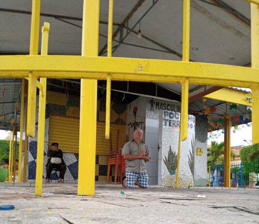 MUITA DOR: vigilante é flagrado fazendo oração em praça onde o filho foi assassinado a tiros em Pocinhos/PB