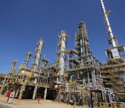 Petrobras reduz preço da gasolina em R$ 0,20 por litro nas refinarias. Empresa anuncia primeira redução da gasolina desde dezembro