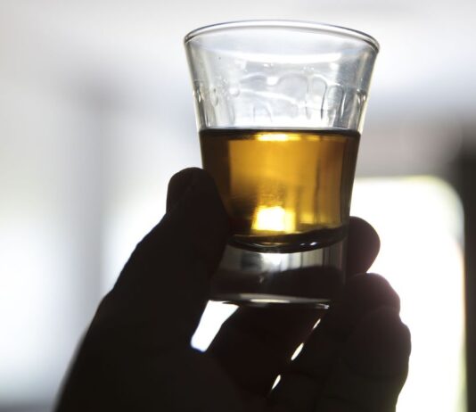 Consumo de álcool antes de dormir pode prejudicar o sono. O hábito pode aumentar ronco e causar apneia