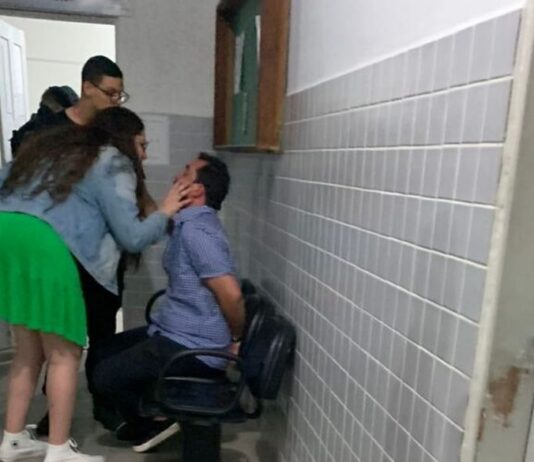 Apresentador Cléber Oliveira é preso em Campina Grande por suposto desacato policial. Após pagar a fiança, o apresentador foi liberado na manhã de hoje.