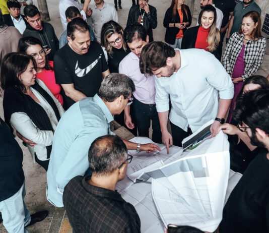 PACOTE DE R$ 5 MILHÕES – Bruno autoriza pavimentação imediata de 33 ruas em São José da Mata, vistoria obra de creche e apresenta projeto do estádio de futebol do distrito