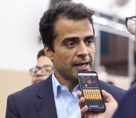 Bruno Roberto rebate informações falsas sobre multa por conta de outdoor com Bolsonaro