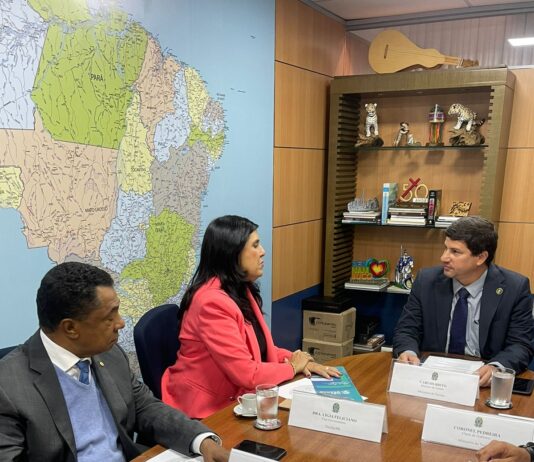 Lígia se reúne com ministro para discutir investimentos no Polo Cabo Branco e turismo rural