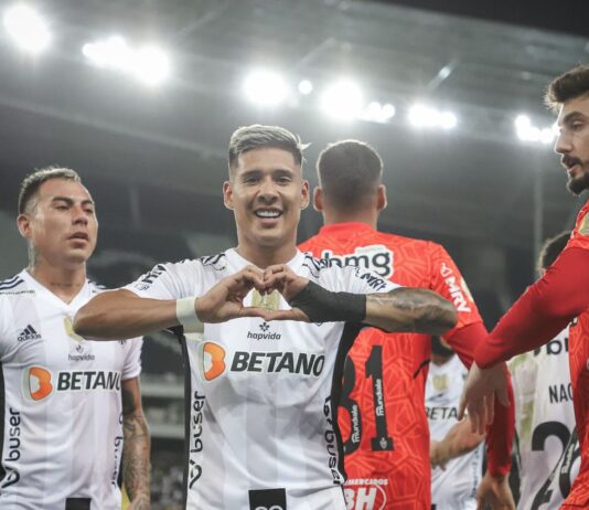 Atlético-MG vence Botafogo e lidera momentanemente o Brasileirão. Fortaleza deixa lanterna após derrotar Atlético-GO fora de casa
