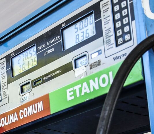 Pelo menos 20 estados anunciaram a redução do ICMS sobre combustíveis. Governadores do Ceará e do Amazonas fizeram os anúncios nesta segunda