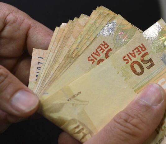 Beneficiários com NIS final 4 recebem hoje o Auxílio Brasil. Valor mínimo para cada família é R$ 400