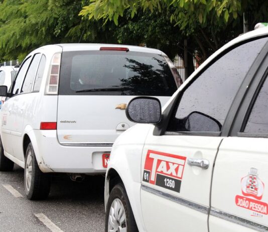 Auxílio federal para taxistas será de R$ 1 mil mensais e municípios da Paraíba já podem cadastrar categoria a partir de hoje