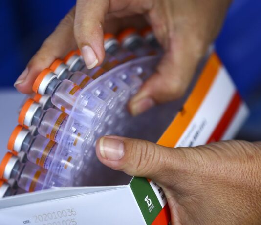 Saúde recomenda vacinação de crianças de 3 a 5 anos com CoronaVac. Postos já podem usar estoques no novo público