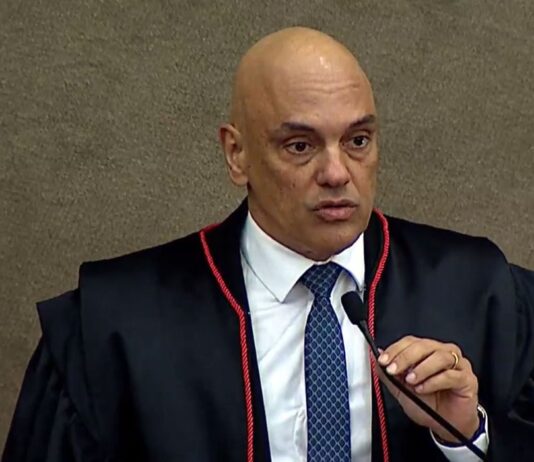 Moraes defende democracia e sistema eleitoral em discurso de posse. Ministro assumiu a presidência do TSE