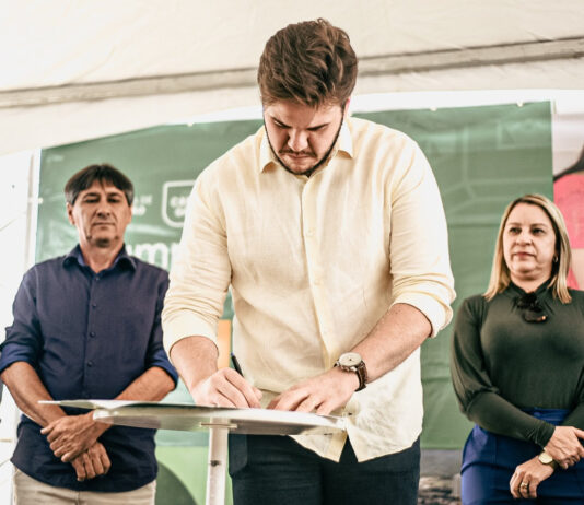 Bruno assina ordem de serviço para a construção do Centro de Distribuição e Logística da Seduc