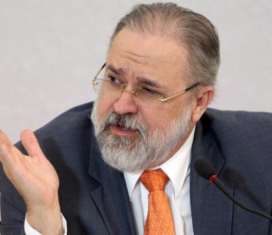 Aras se reúne com ministro da Defesa e comandantes da Forças Armadas. Agenda da reunião previa discussão sobre papel das instituições