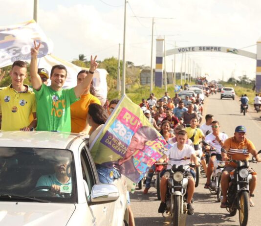 Bruno Roberto arrasta multidão em carreata ao lado do prefeito de Arara