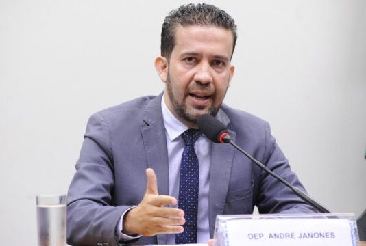 Janones desiste de disputa presidencial e anuncia apoio a Lula: “Estamos juntos”