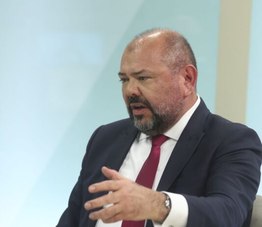 Caminhoneiros começam a receber benefício emergencial nesta terça. Ministro do Trabalho será entrevistado no Brasil em Pauta