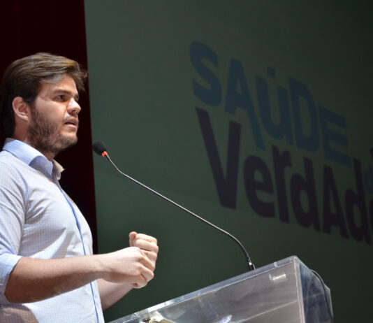 Bruno apresenta Saúde de Verdade para dezenas de prefeitos e gestores municipais