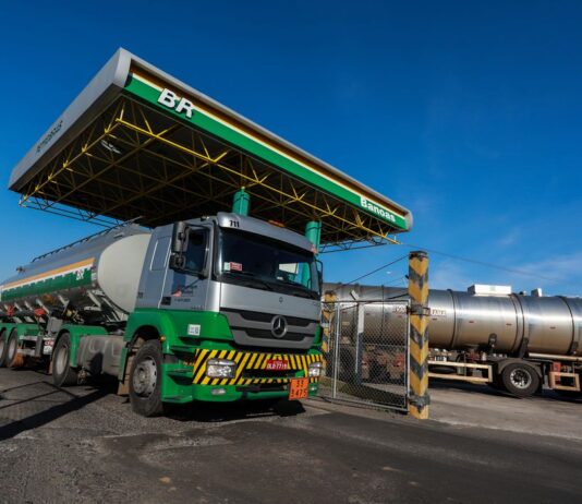 Petrobras anuncia redução de R$ 0,18 na gasolina para distribuidoras. Reajuste foi informado pela estatal na tarde de hoje