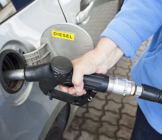 Petrobras anuncia redução de R$ 0,20 no preço do diesel. Preço médio do litro vendido às distribuidoras terá redução de 3,57% a partir de sexta-feira (5).