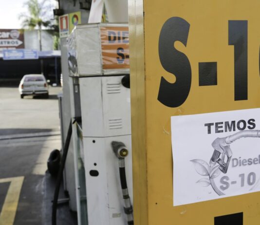 Petrobras reduz preços de venda de diesel para as distribuidoras. Preço médio de venda de diesel terá redução de R$ 0,22 por litro