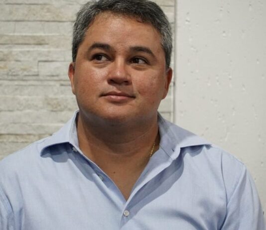 Com Ricardo Coutinho inelegível, Efraim Filho lidera corrida para o Senado, diz Big Data