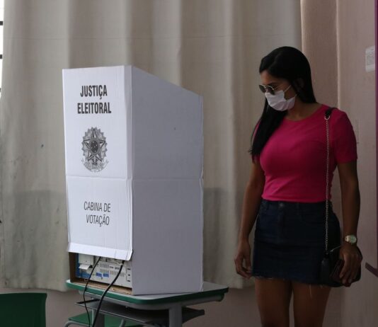 Eleições 2022 mantêm maioria do eleitorado feminina, com 53%. Mesmo com voto facultativo, há 87,4 mil eleitoras com mais de 100 anos