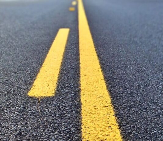 Passageiro de carro morre e outro fica ferido em acidente com carreta na entrada de Galante, em Campina Grande