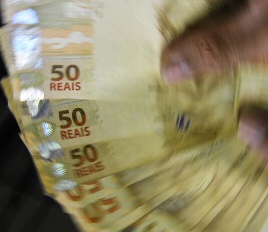 Beneficiários com NIS de final 8 recebem Auxílio Brasil. Auxílio Gás, no valor de R$ 110, também será pago hoje