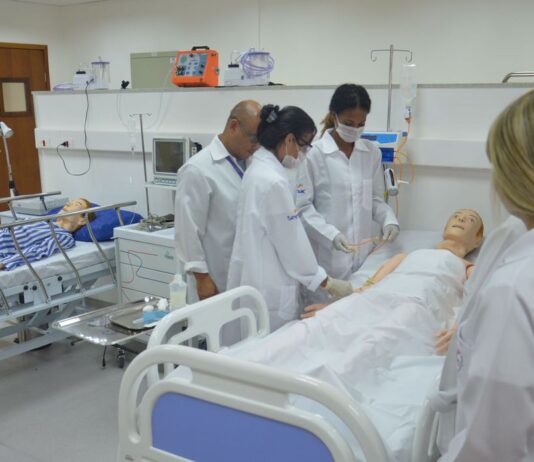 Presidente sanciona piso para enfermagem sem reajuste automático. Piso salarial da categoria foi aprovado mês passado pelo Congresso