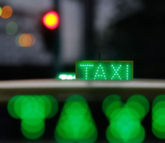 Auxílio Taxista começa a ser pago com parcela dobrada. Cerca de 245 mil motoristas receberão R$ 2 mil neste mês