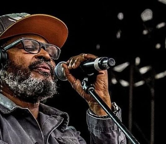 Banda de Edson Gomes é assaltada e guitarrista tem parada cardíaca no palco durante show na Paraíba