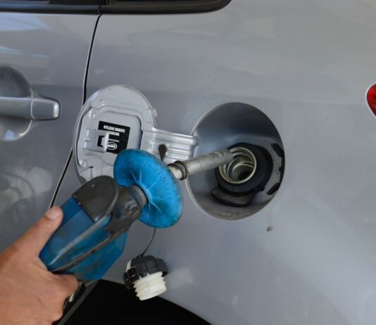 Petrobras reduz litro da gasolina em R$ 0,25 nas distribuidoras. Medida entrará em vigor na próxima sexta-feira