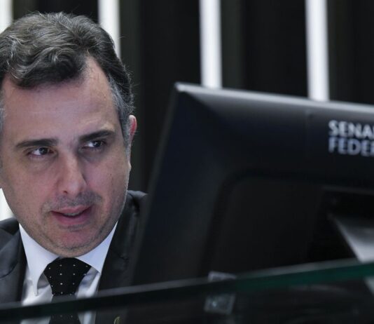 Presidente do Senado reúne líderes para viabilizar piso da enfermagem. Projetos criam alternativas na esfera pública e privada para pagamento