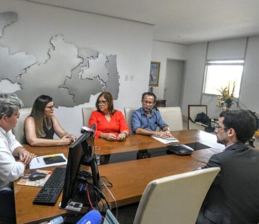 João Azevêdo se reúne com enfermeiros e garante que Paraíba tem condições financeiras para aumento quando piso se tornar lei