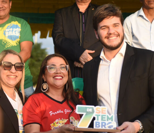 Em Galante, Bruno prestigia desfile e destaca participação das escolas municipais