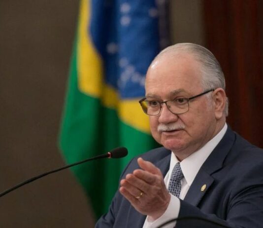 Fachin restringe aquisição de armas e munições e justifica decisão em razão de violência política