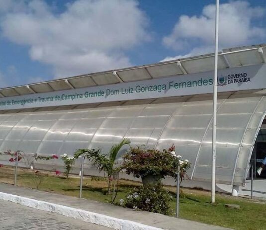 Carro desce ladeira sem motorista, bate em outro veículo e cai em ribanceira em Campina Grande