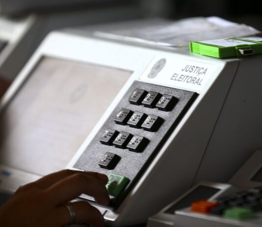 Mais de 156 milhões de brasileiros vão às urnas neste domingo. Cargos serão disputados por 27.964 candidatos no país