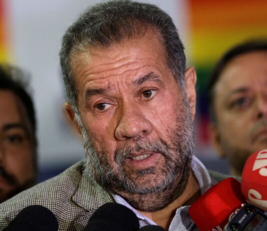 PDT anuncia apoio a Lula no segundo turno das eleições. Presidente do partido, Carlos Lupi, disse que decisão foi unânime