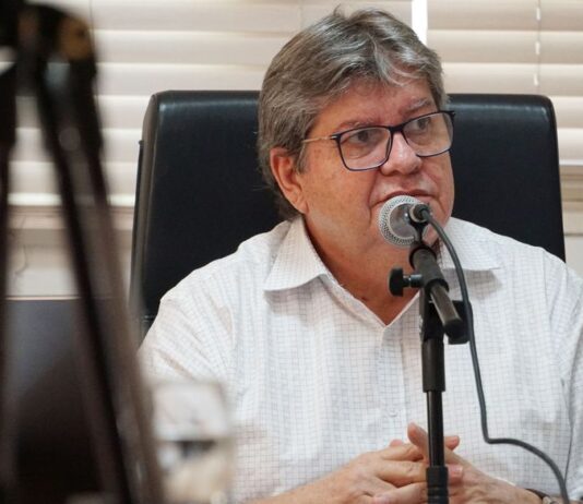 João Azevêdo diz que secretários já começam a colocar cargos à disposição, mas mantém mistério quanto aos nomes