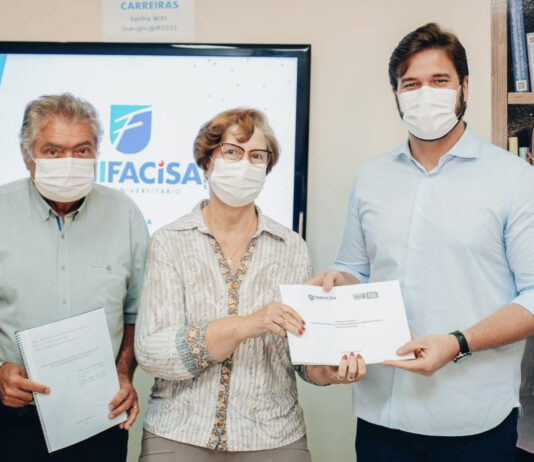 Bruno recebe projetos complementares da Unifacisa para a obra de requalificação do Cine Capitólio