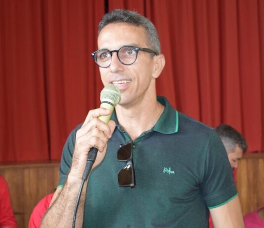 Franklyn Barbosa é eleito novo presidente do Sintab. Ele disputou a eleição com a também professora Mônica Cristina, que encabeçava a chapa 01