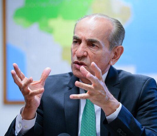 PEC que retira Bolsa Família do teto de gastos recebe 28 assinaturas e vai à CCJ