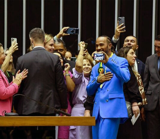 Senadora Nilda Gondim prestigia homenagem da Câmara dos Deputados ao piloto Lewis Hamilton