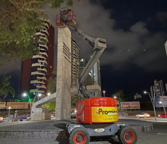 Prefeitura intensifica montagem da estrutura do Natal iluminado que agora acontece em quatro turnos